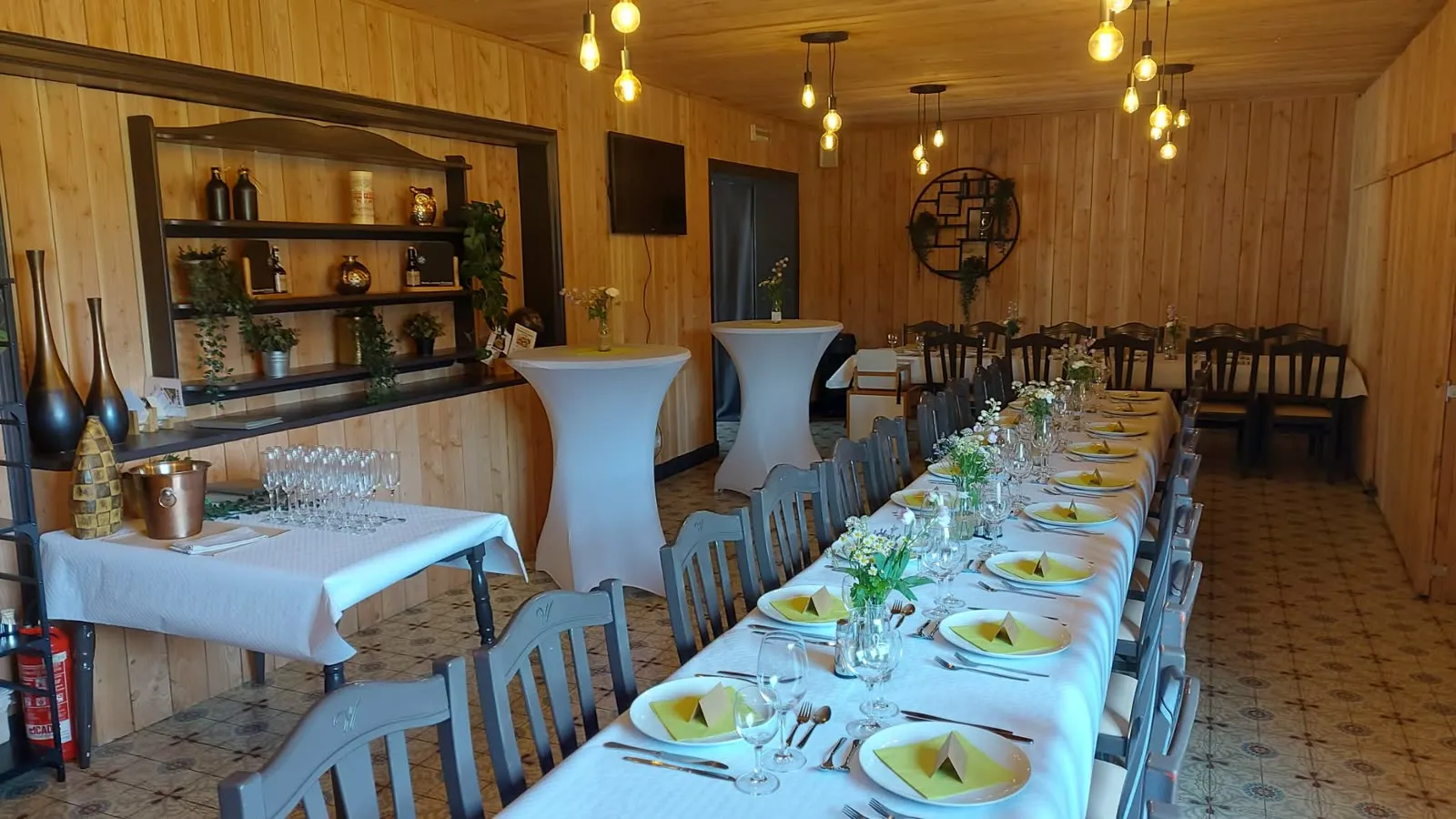 Lange feesttafel met bloemen en gele servetten
