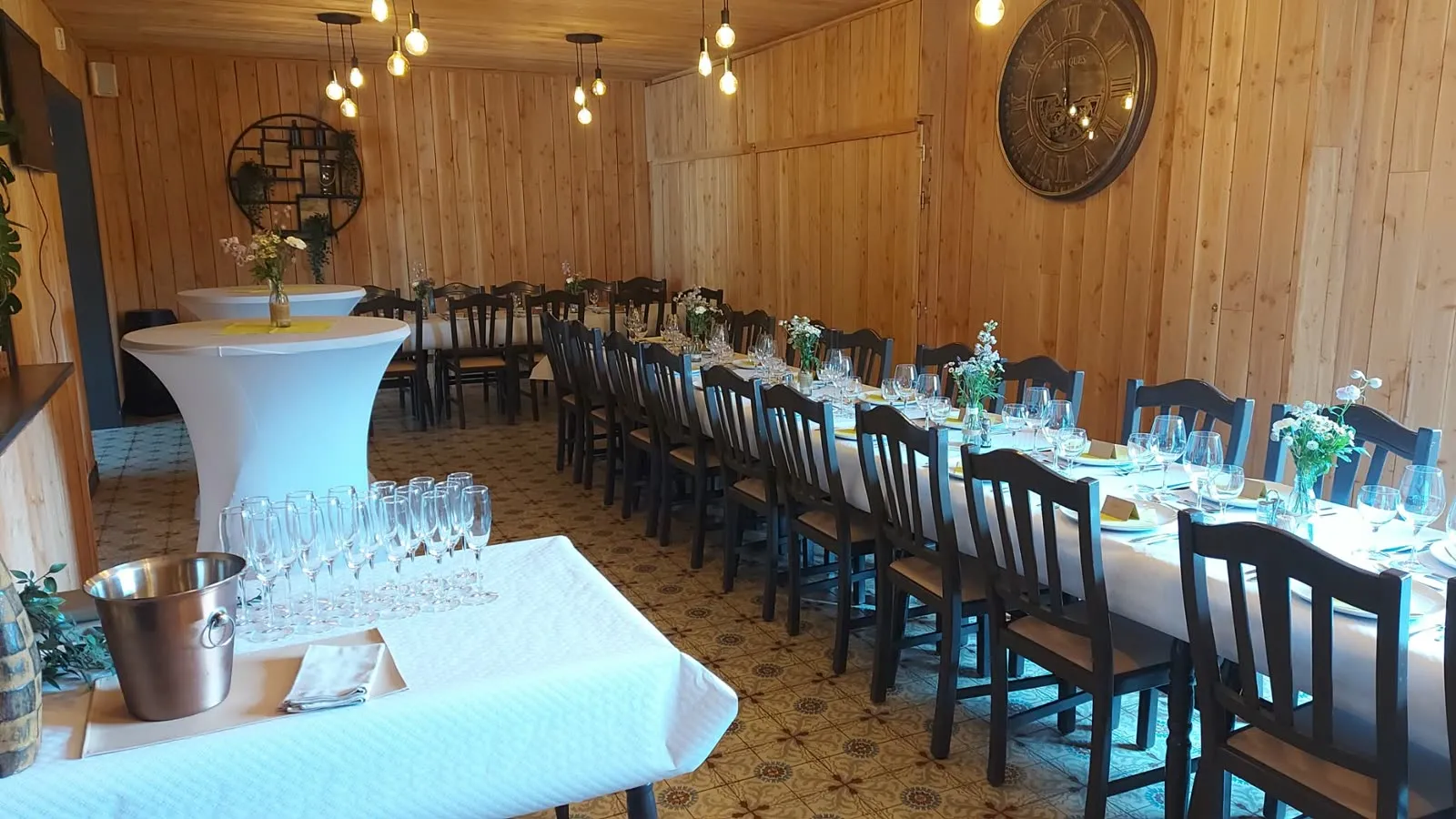 Gedekte feesttafel met wijnglazen en verse bloemen