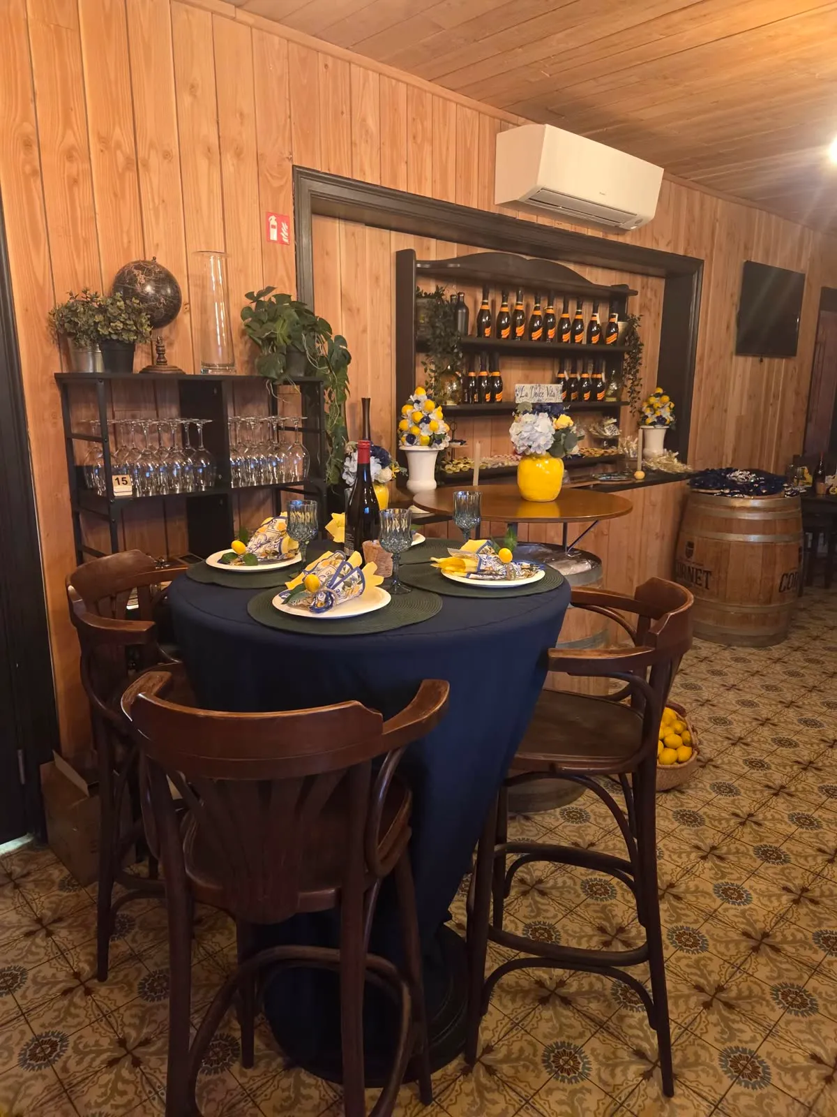 Feestelijk gedekte hoge tafel in blauw-geel citroenthema