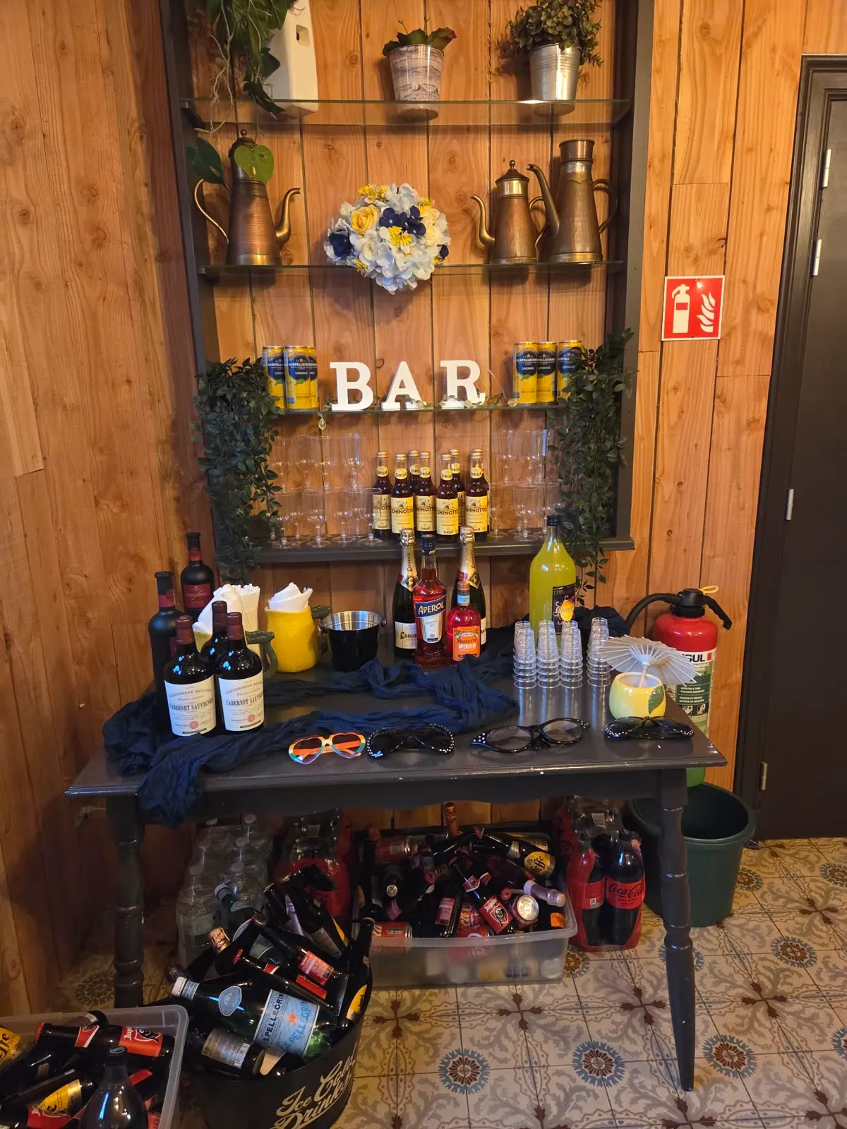 Drankentafel in de zaal, klaargezet met aperitieven en glazen