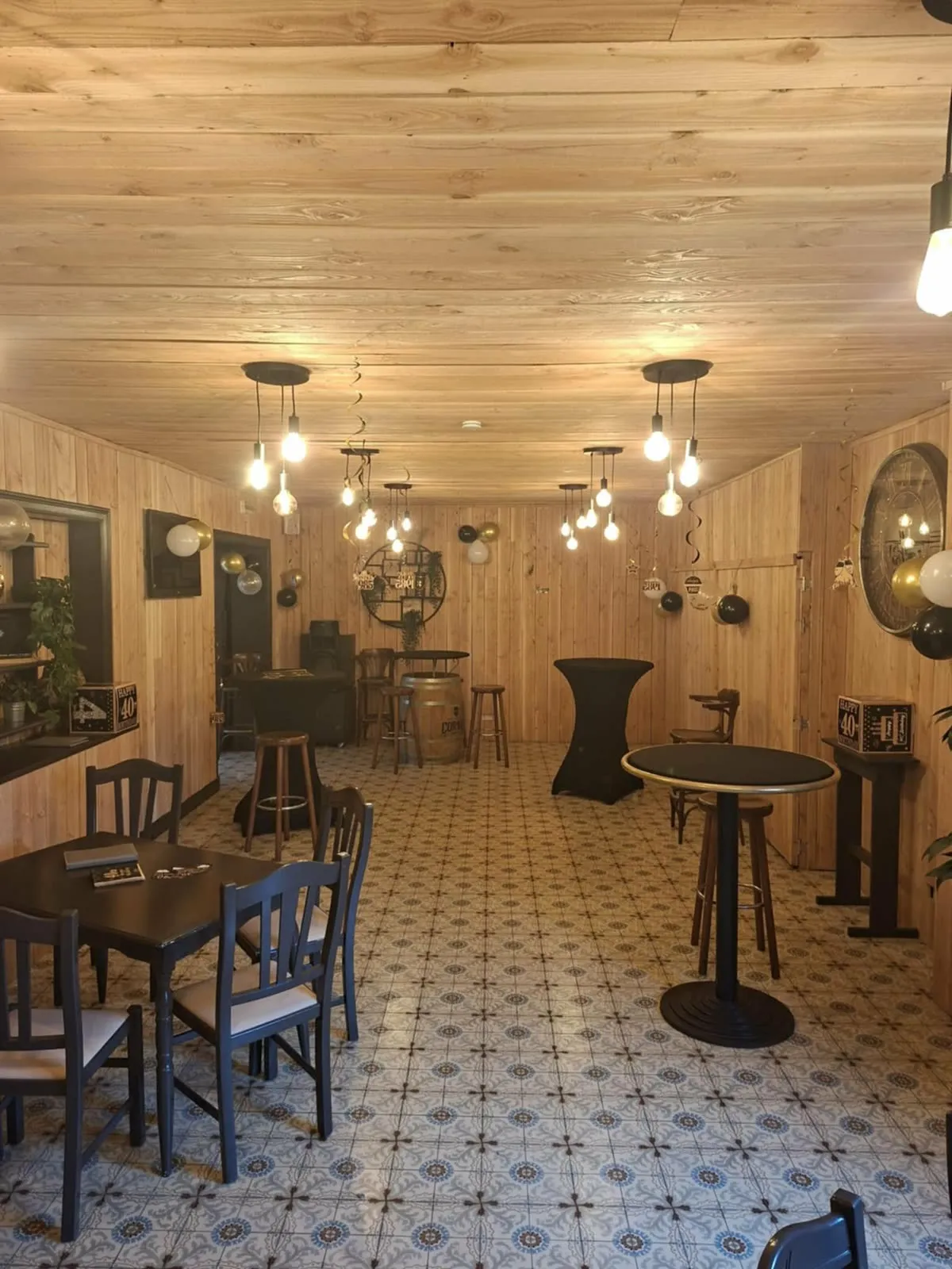 De zaal met party-tafels, ingericht voor een verjaardagsreceptie
