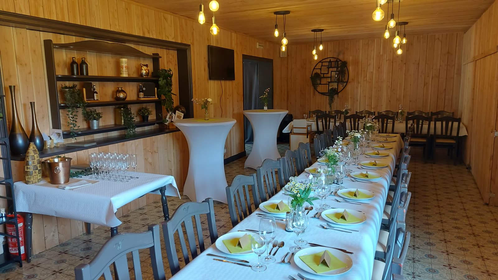 Lange feesttafel met bloemen en gele servetten