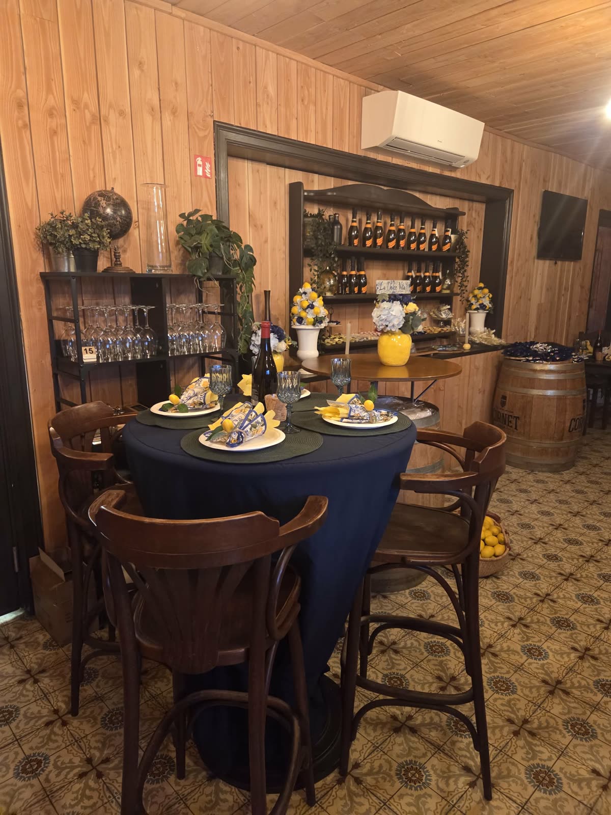 Feestelijk gedekte hoge tafel in blauw-geel citroenthema
