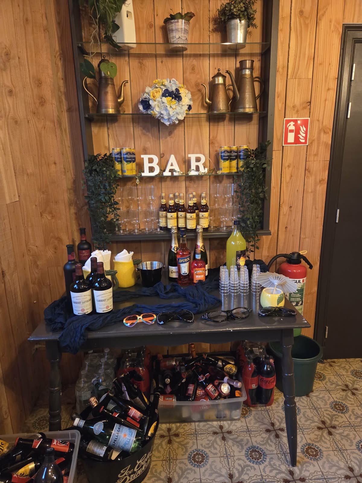Drankentafel in de zaal, klaargezet met aperitieven en glazen